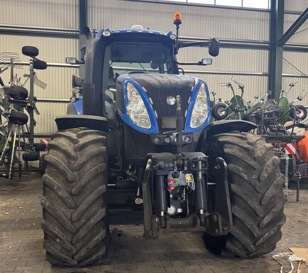 New Holland T 8.390 Auto-Command Front