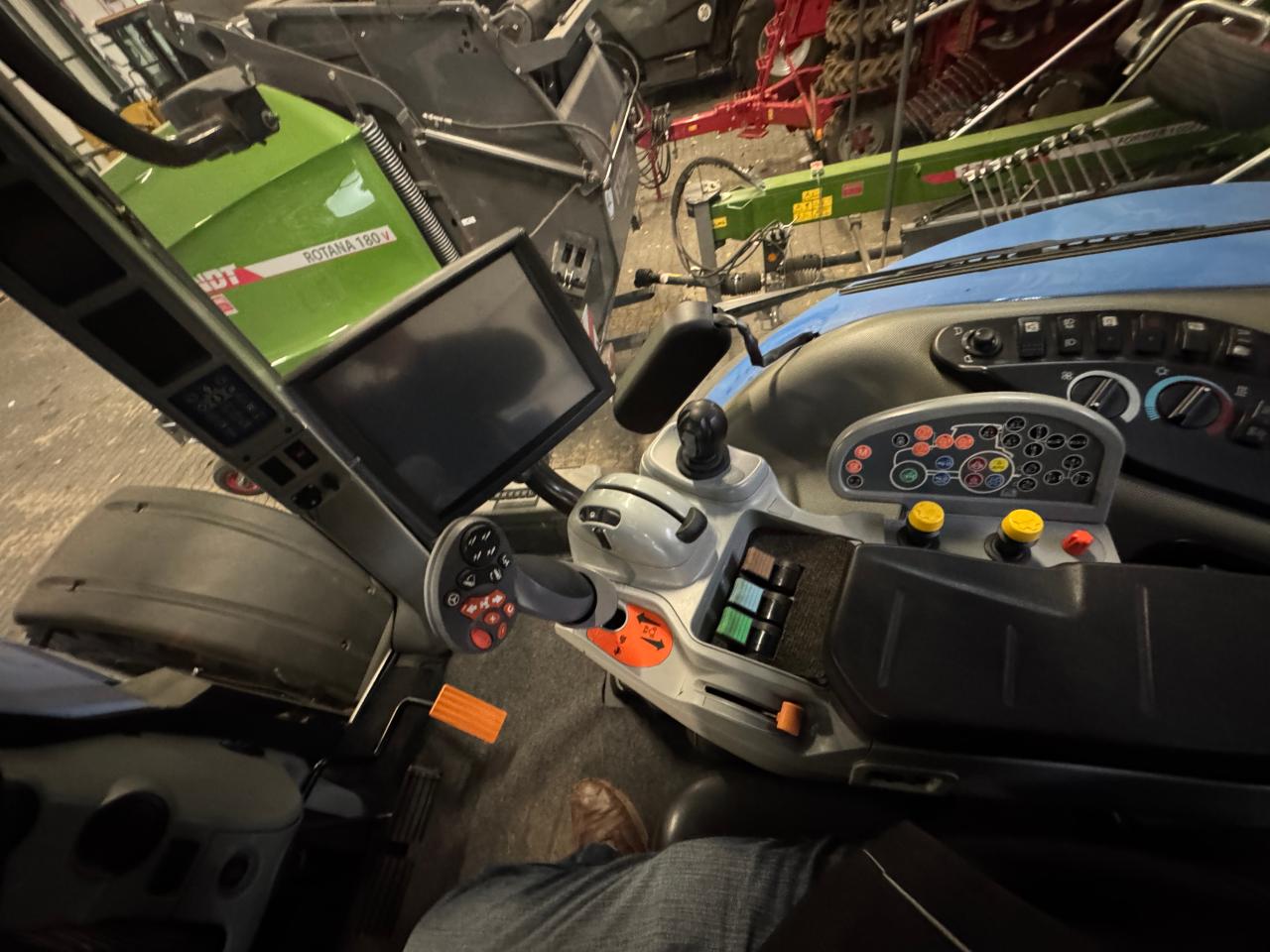 New Holland T 8.390 Auto-Command Front