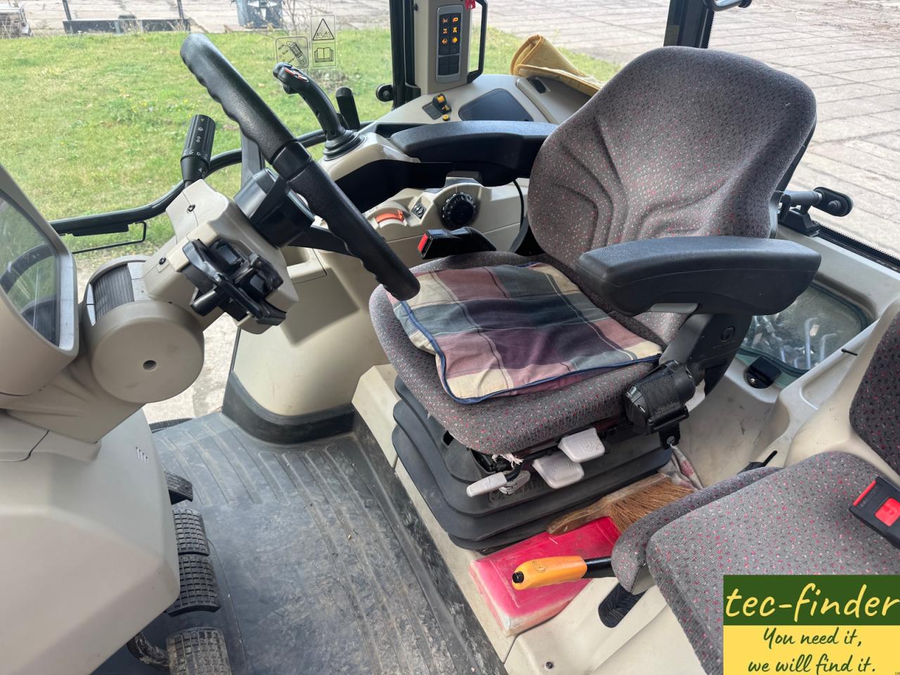 Massey Ferguson MF 5713 SL Dyna-4 ESSENTIAL Left