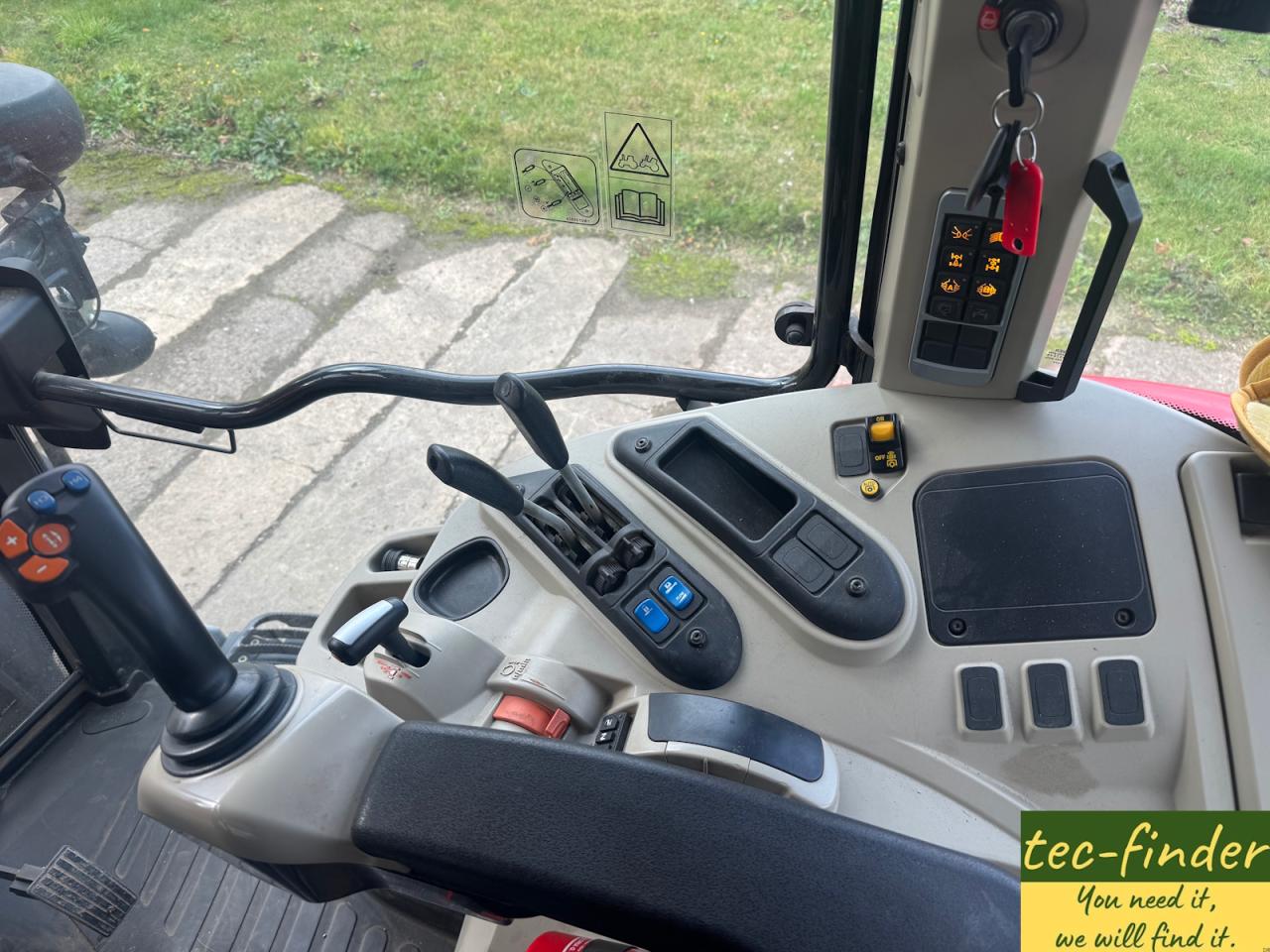 Massey Ferguson MF 5713 SL Dyna-4 ESSENTIAL Inside