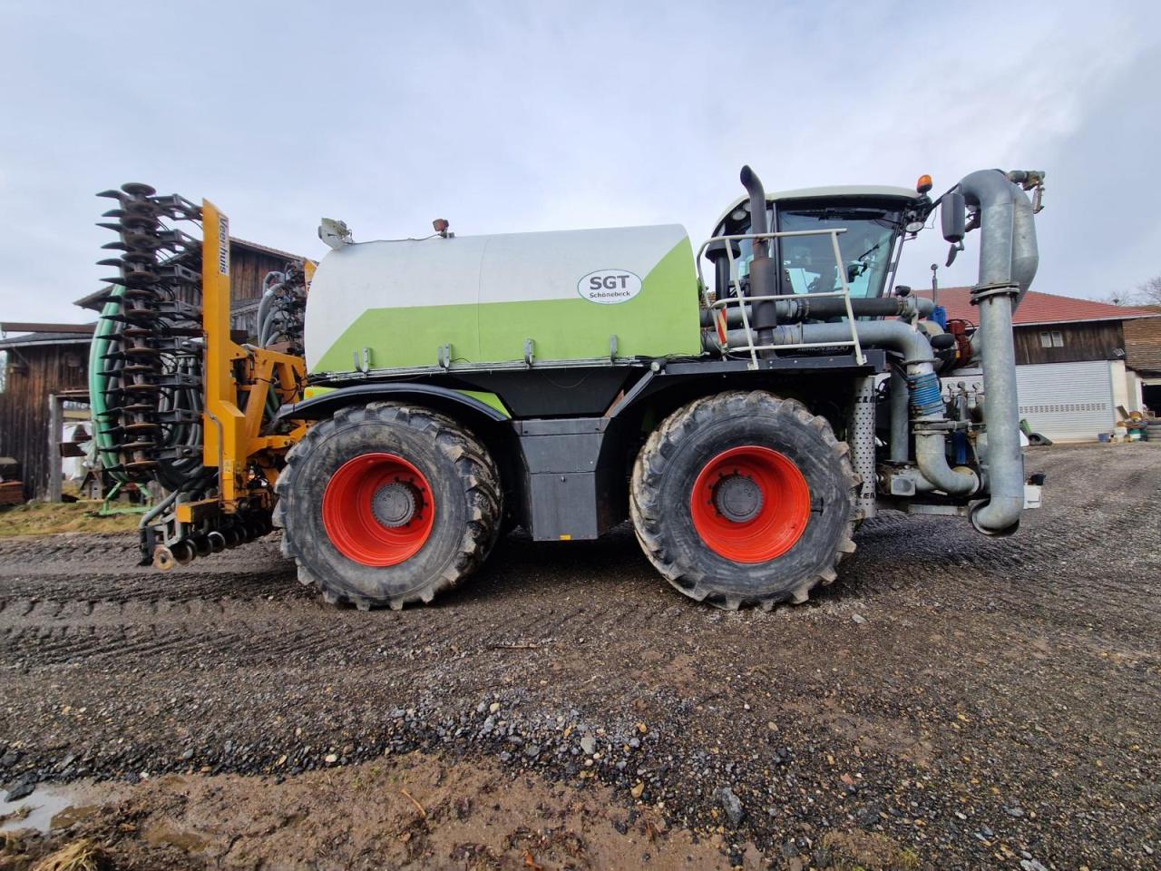 CLAAS Xerion 3800 Saddle Trac mit SGT-Aufbau Front