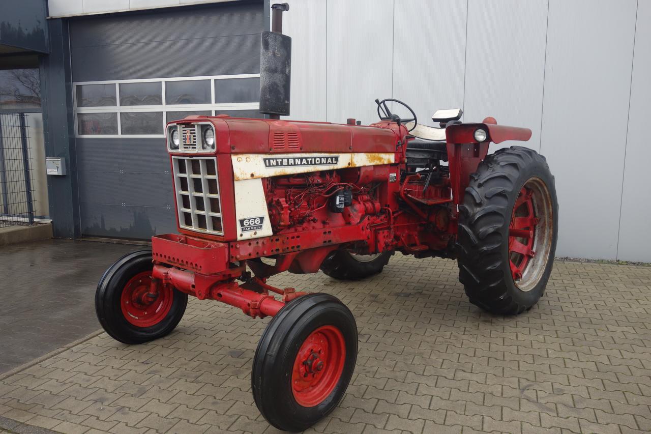 Case Farmall 666