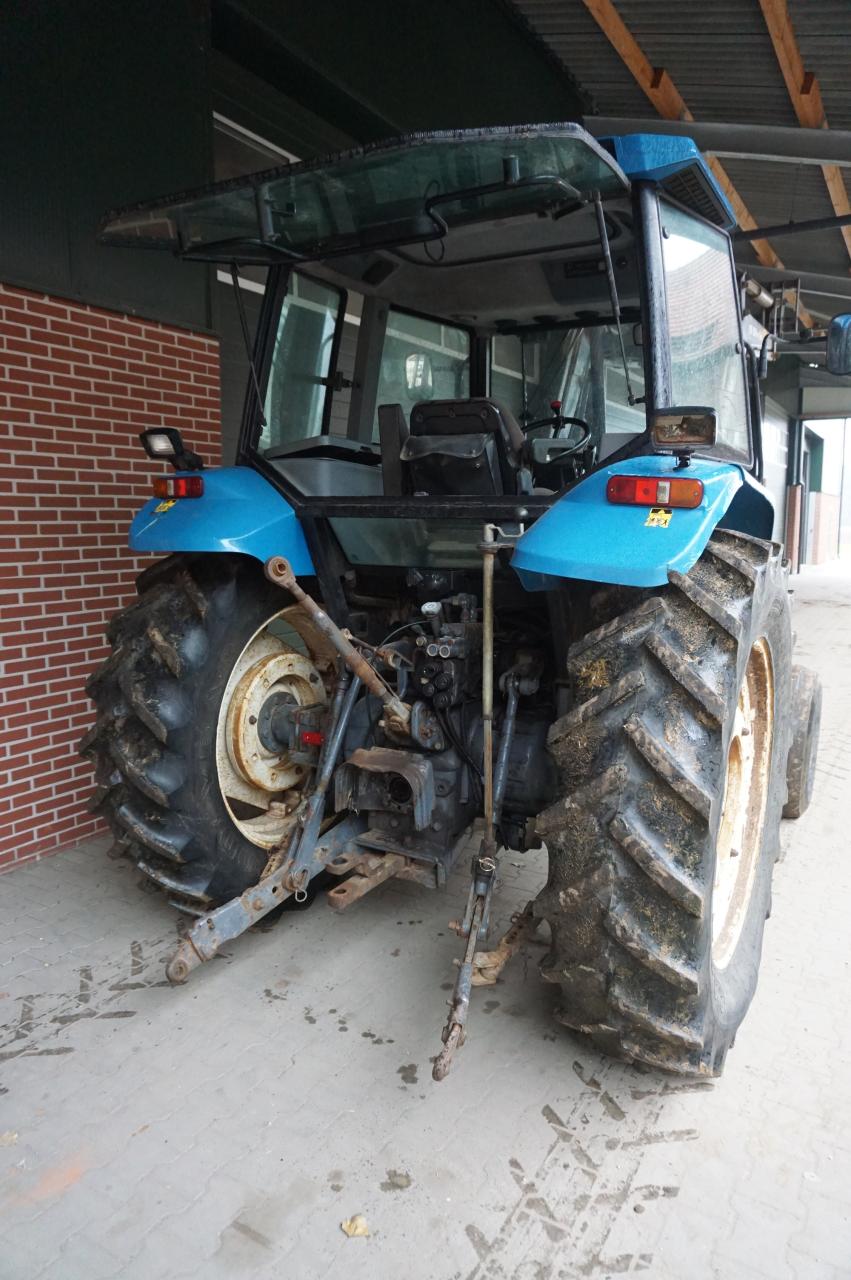 New Holland 6640 2wd mit Frontlader Inside