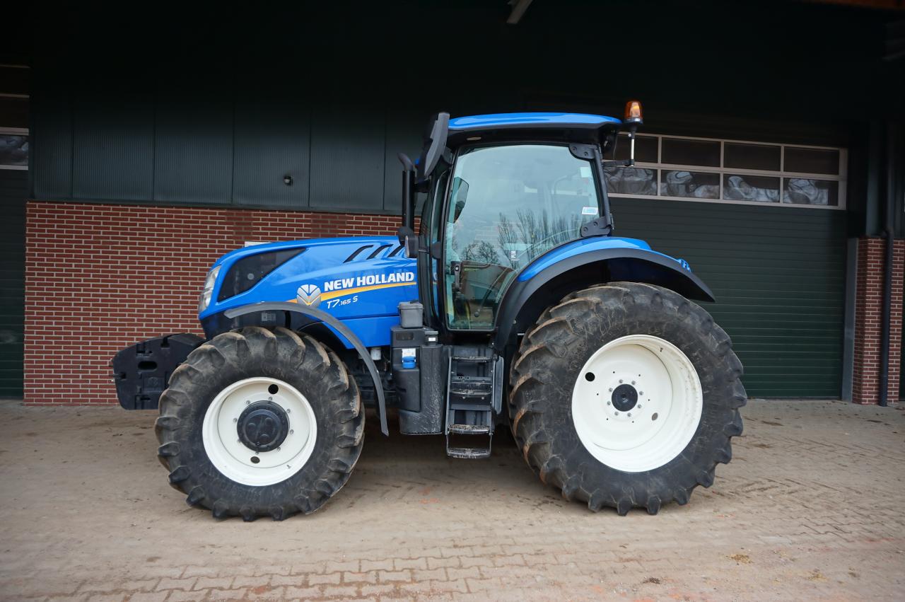 New Holland T7.165s Range Command Right