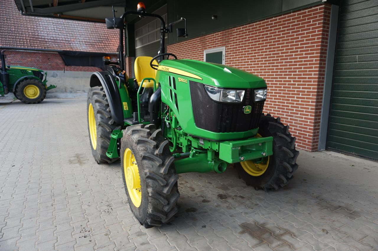 John Deere 5050E Neumaschine Front