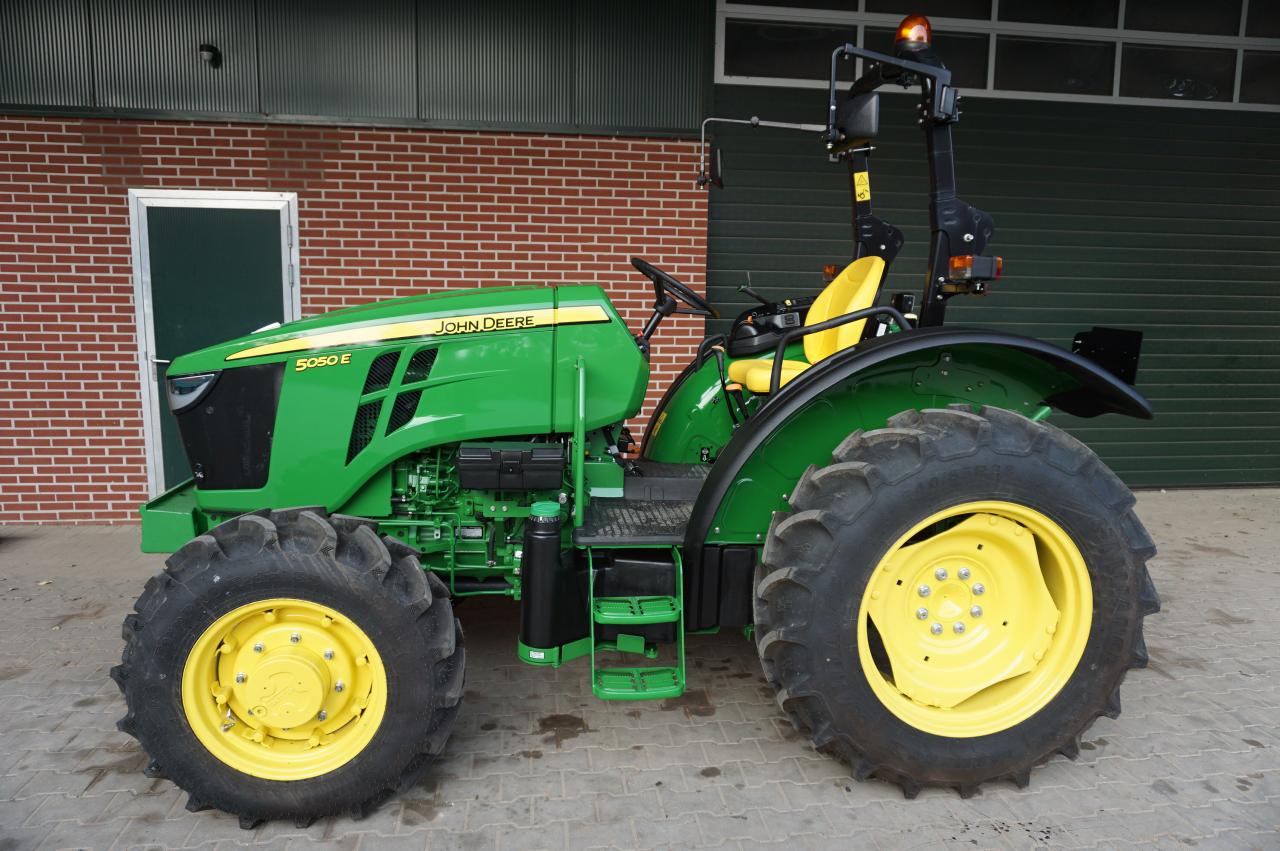 John Deere 5050E Neumaschine Right