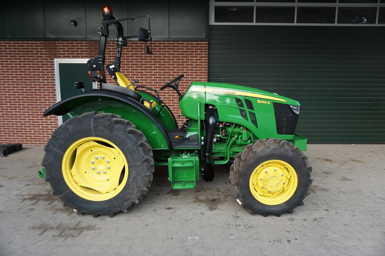 John Deere 5050E Neumaschine Left