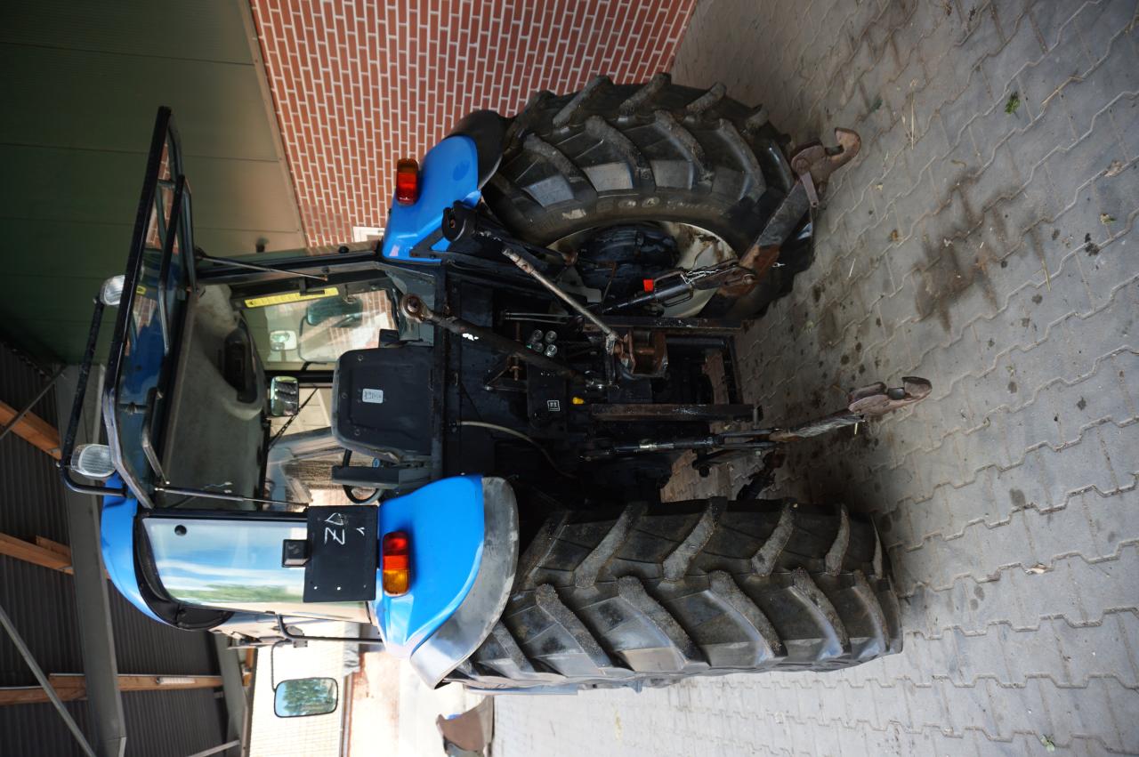 New Holland TD80d mit Quicke Frontlader Aerial