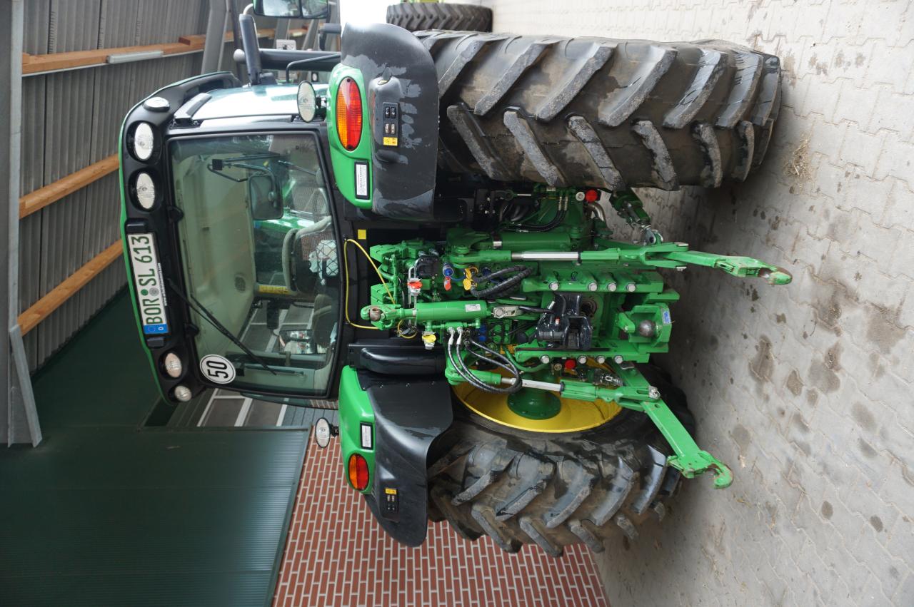 John Deere 6130R Command Pro FZW ATr+ Quicke Q4m Frontlader Inside