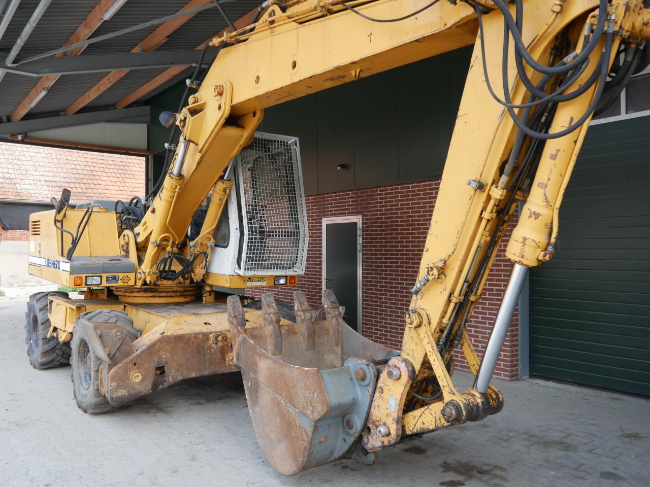 Liebherr 902 Litronic Front