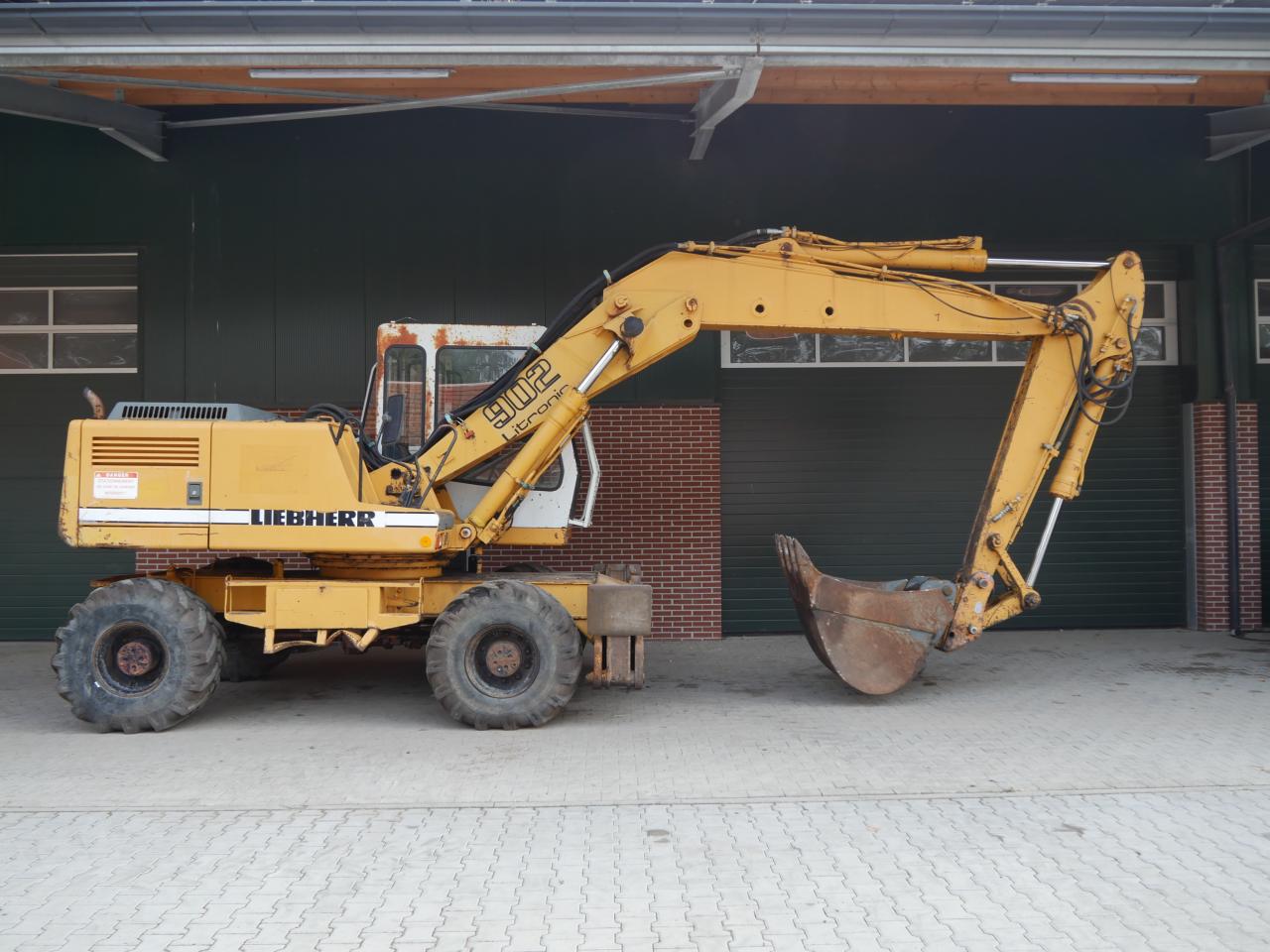 Liebherr 902 Litronic Left