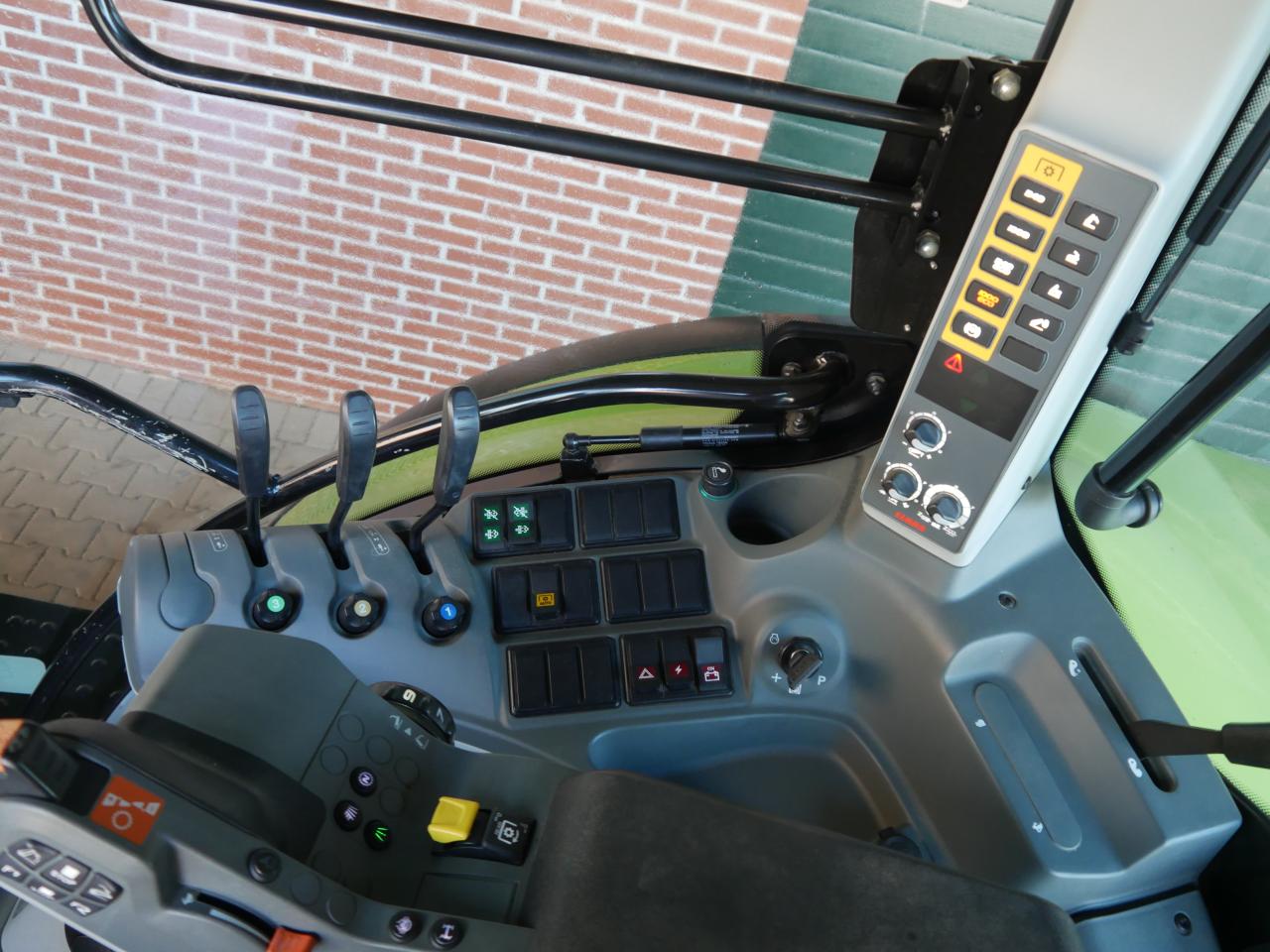 CLAAS Arion 610 CIS Rear