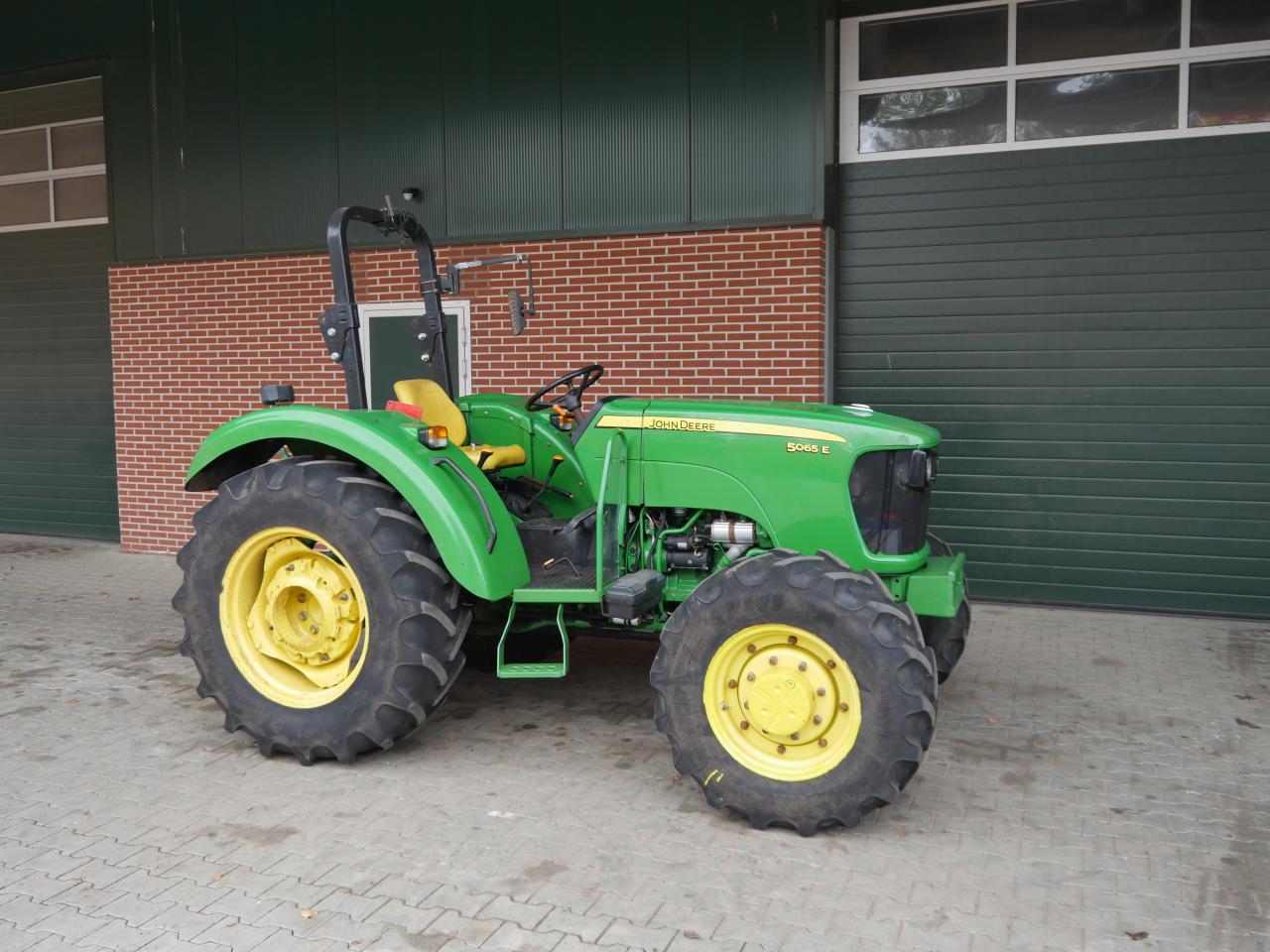 John Deere 5065E