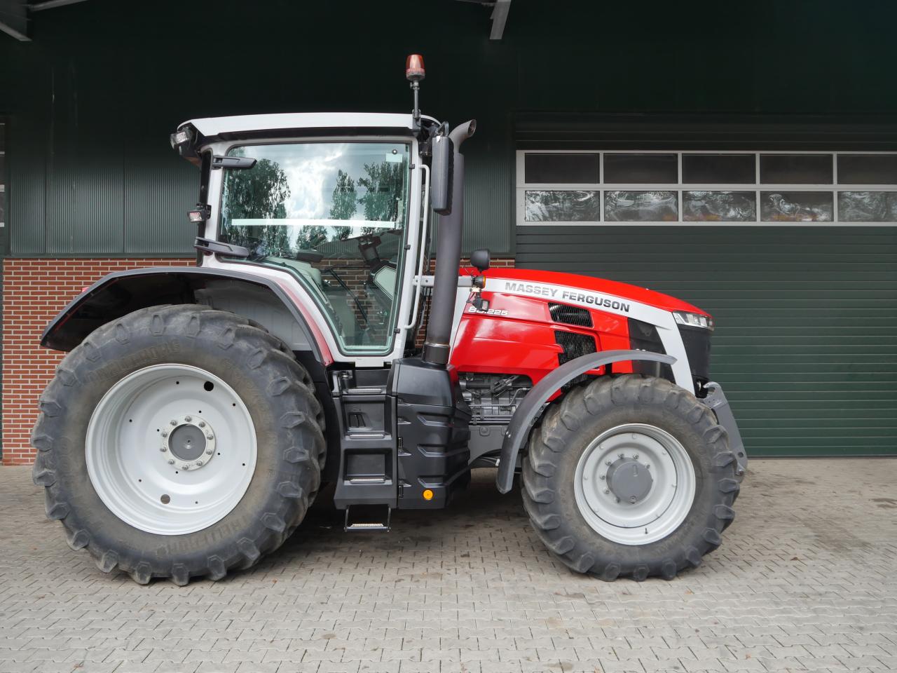 Massey Ferguson 8S.225 Dyna-7 Right