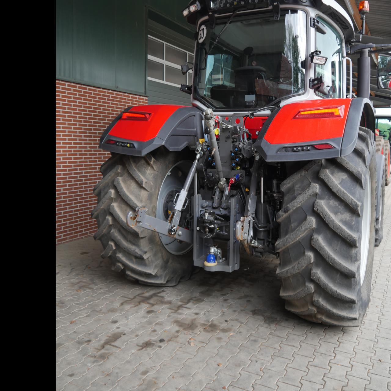 Massey Ferguson 8S.225 Dyna-7 Inside