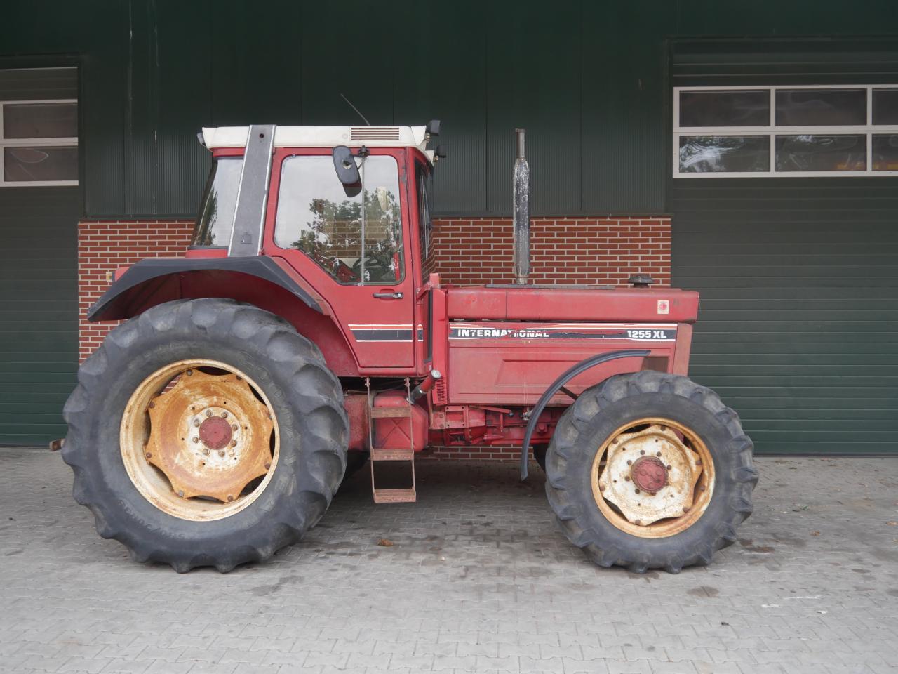 Case IHC 1255 XL nur 5390 Std. Right