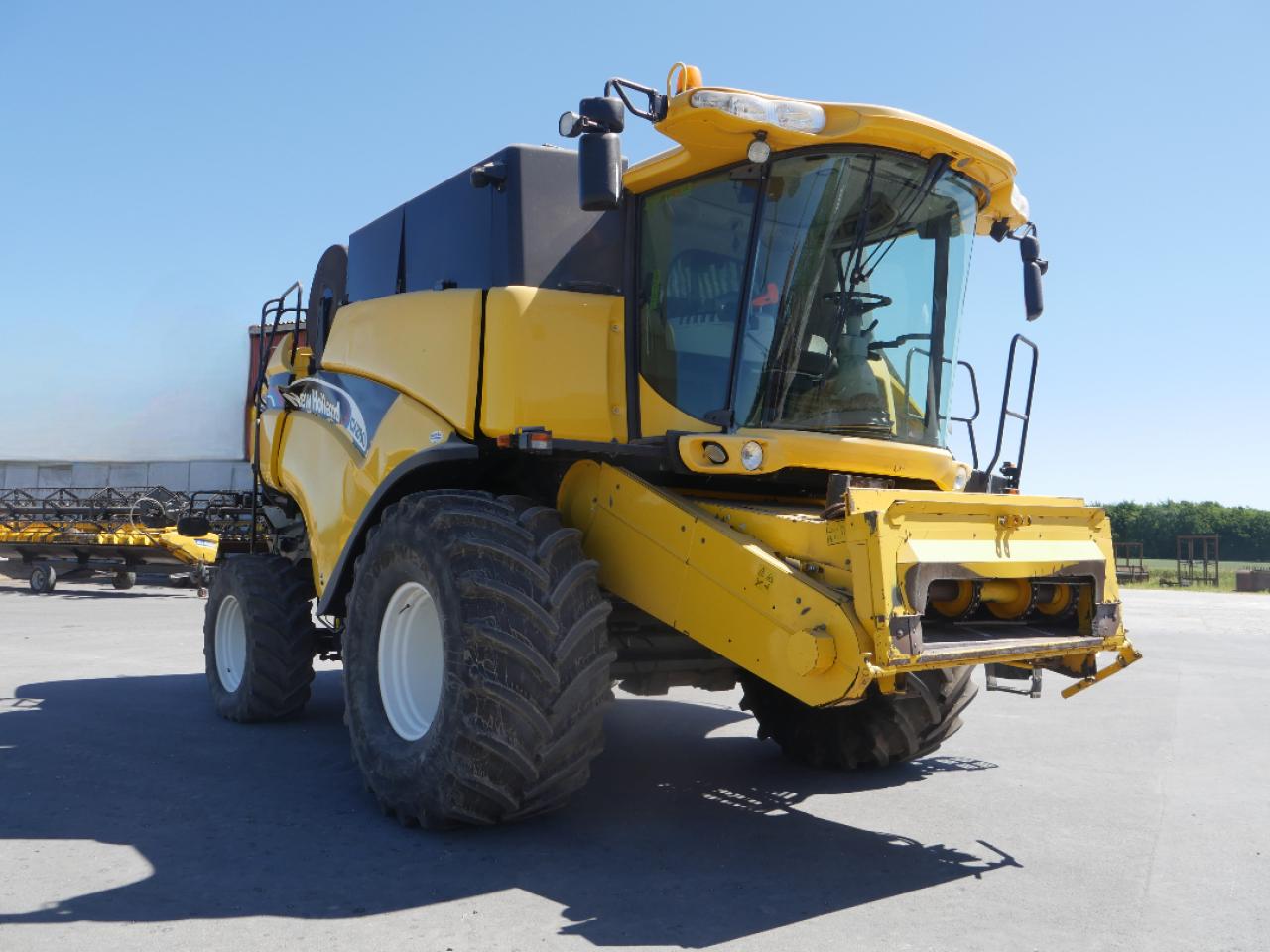 New Holland CX 880 + 9m Schneidwerk Left