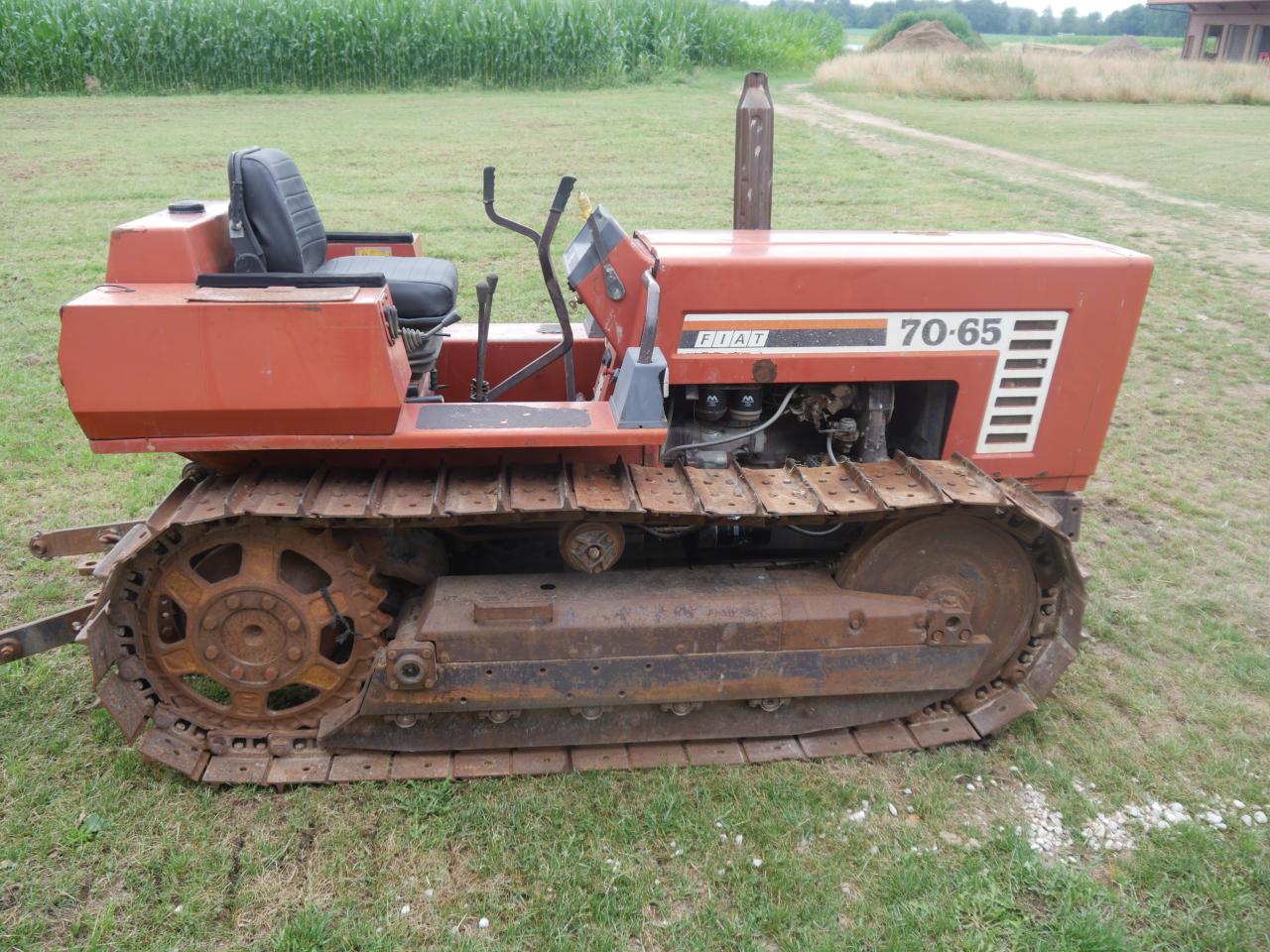 Fiat 70-65 Raupe Left