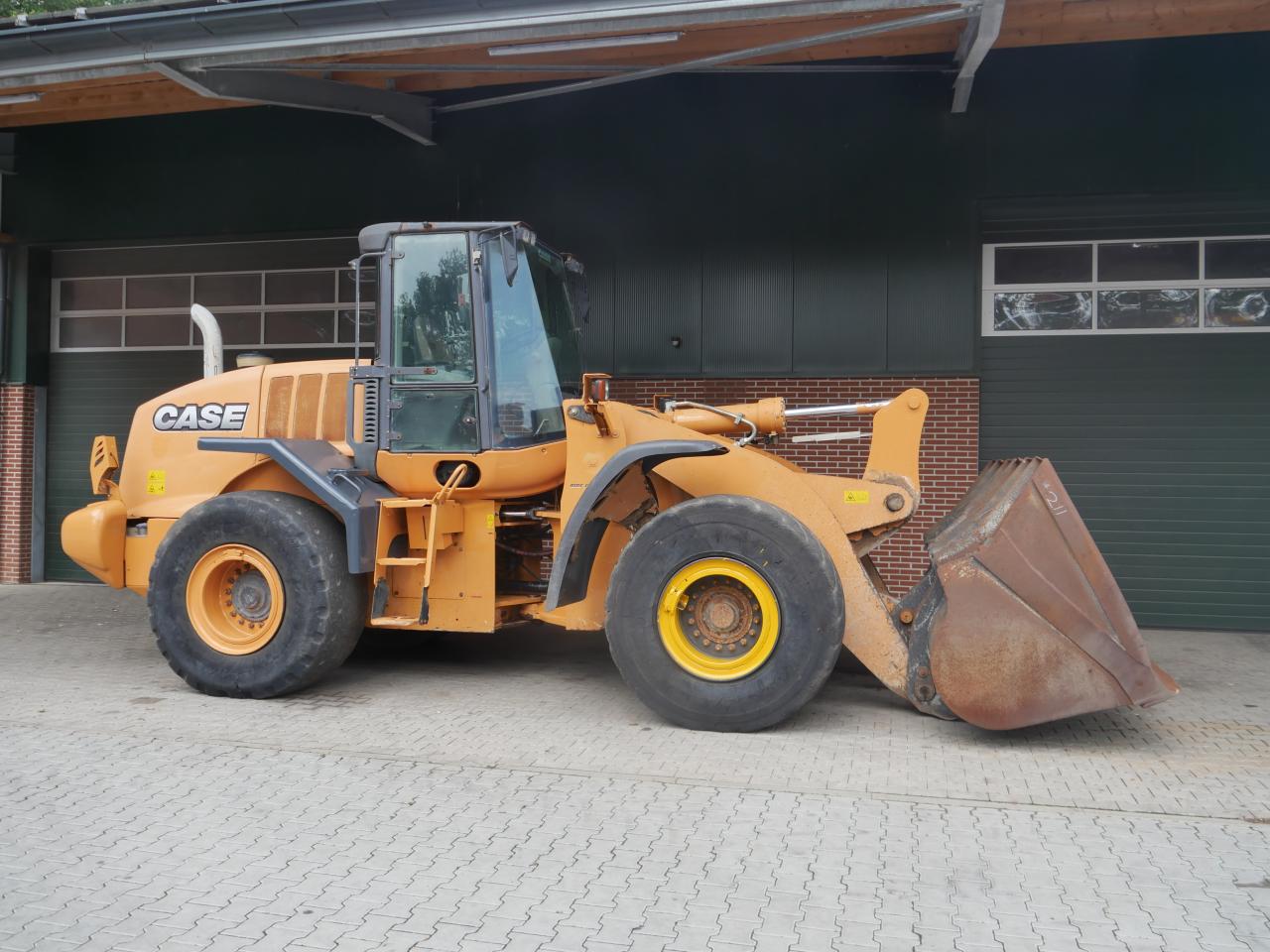 Case 821F