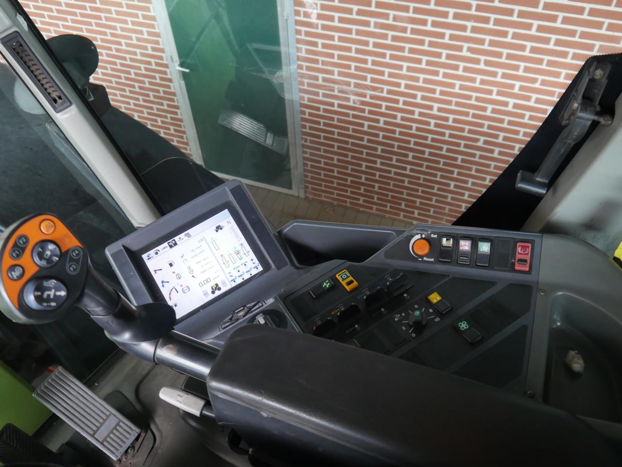 CLAAS Xerion 3800 Trac Rear