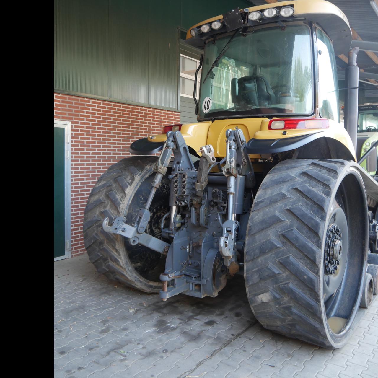 Challenger MT 765 B Inside