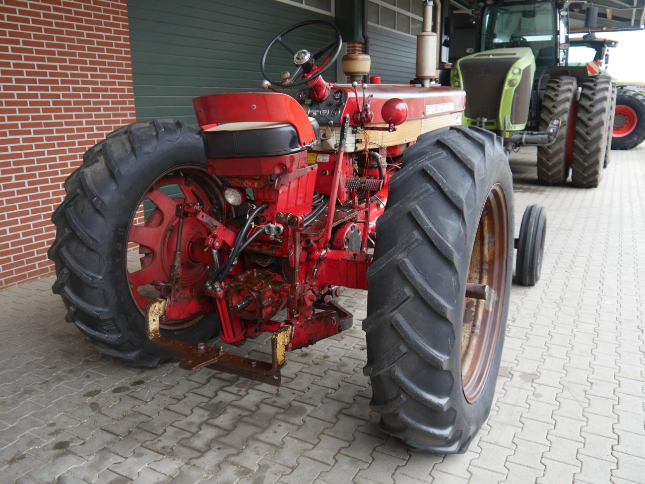 Case IHC Farmall 460 Inside