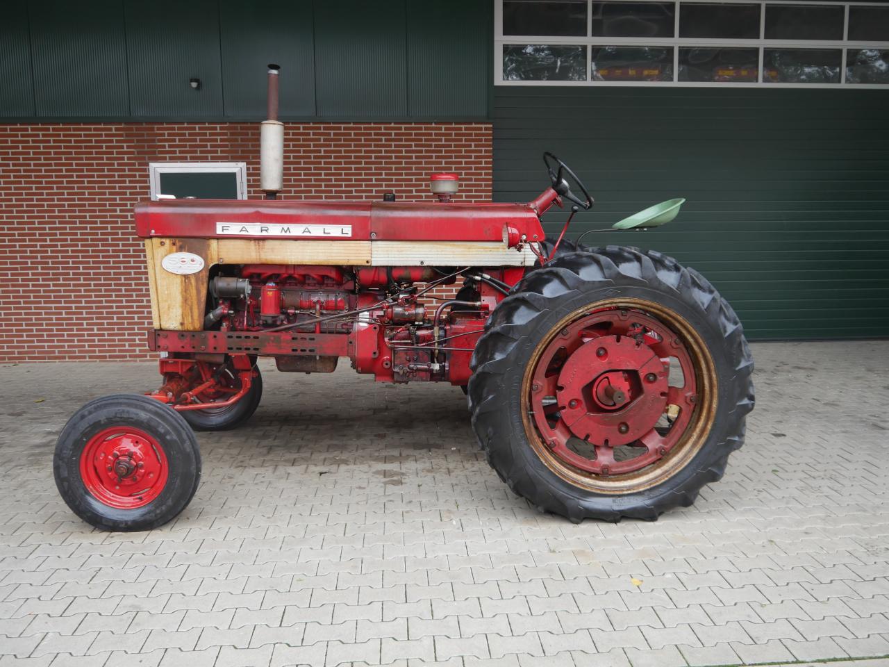 Case IHC Farmall 560 Right
