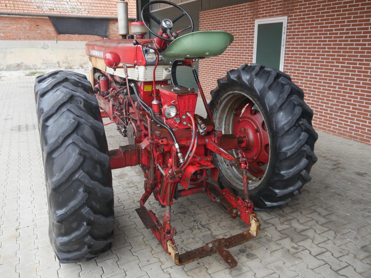 Case IHC Farmall 560 Inside
