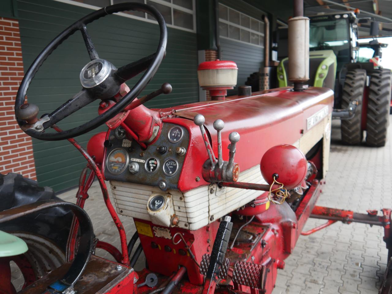 Case IHC Farmall 560 Above