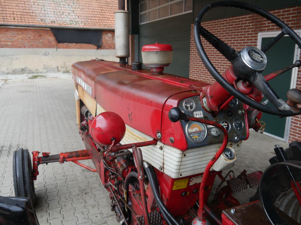 Case IHC Farmall 560 Aerial