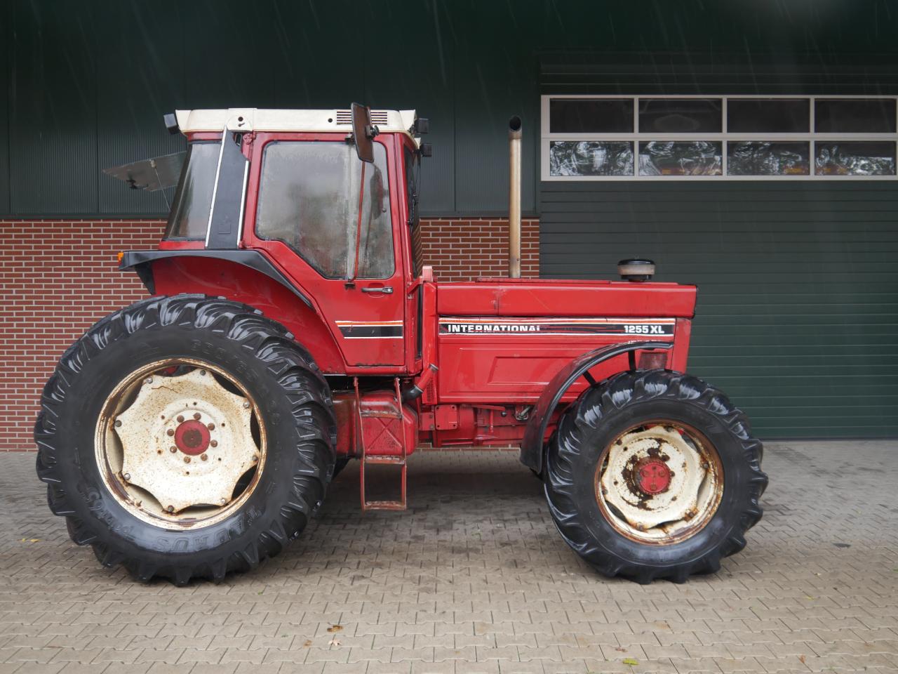 Case IHC 1255 XL nur 7100 Std. Right