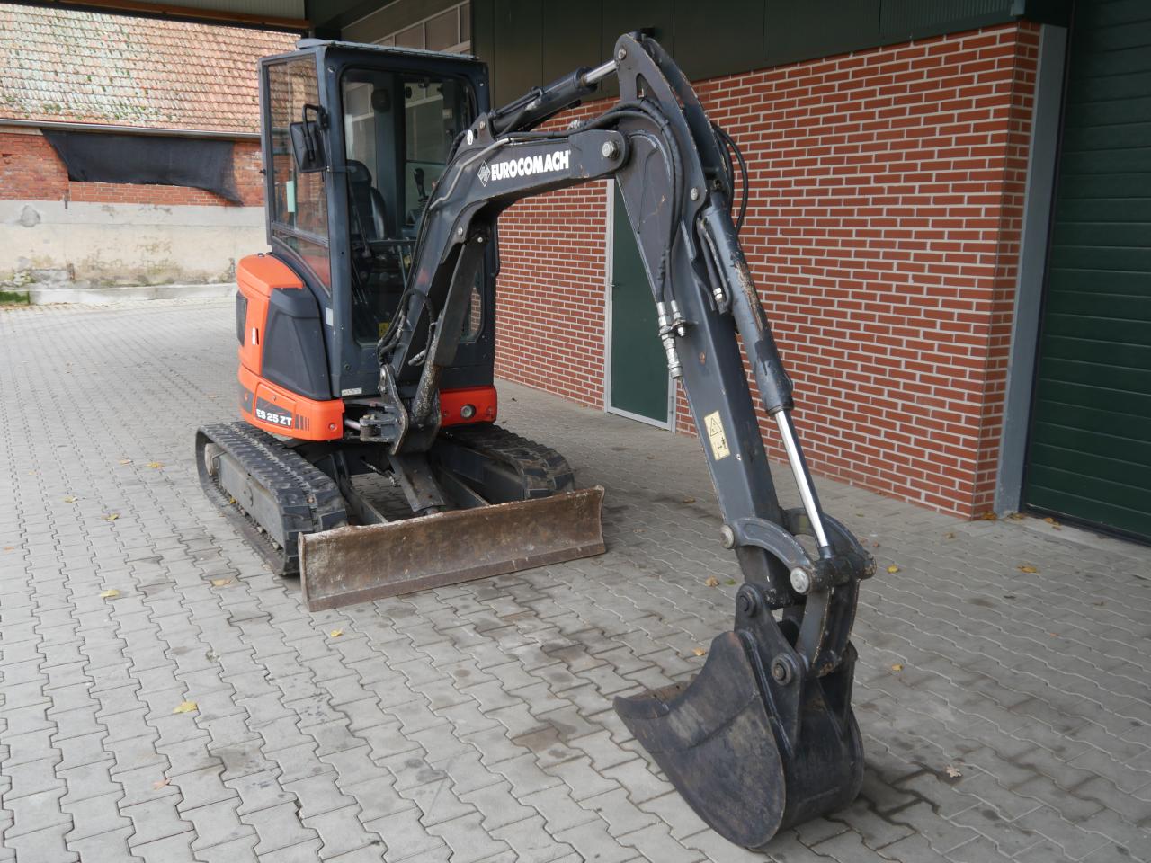 Case Eurocomach ES25ZT Front